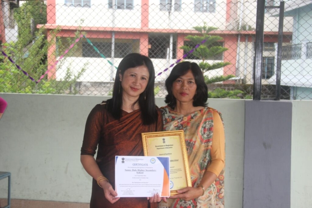 Receiving the award for Excellence by GOM